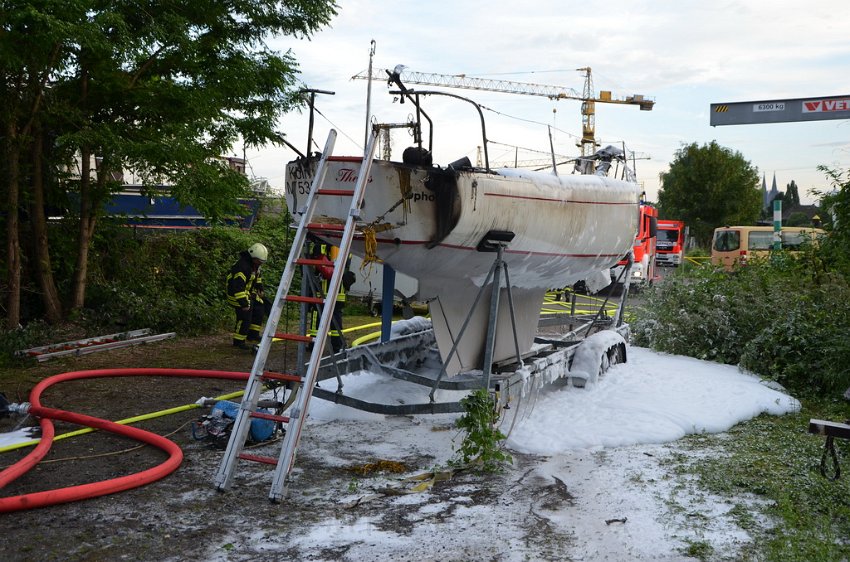 Feuer 1 Yacht explodiert Koeln Muelheim Hafen Muelheim P096.JPG